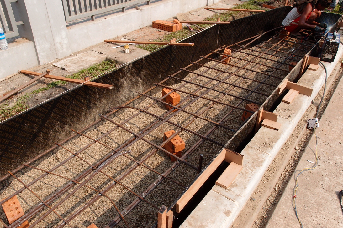 추모조형물을 세우기 위한 기초공사. 철근을 깔고 콘크리트를 부어 기단 기초를 만든다.