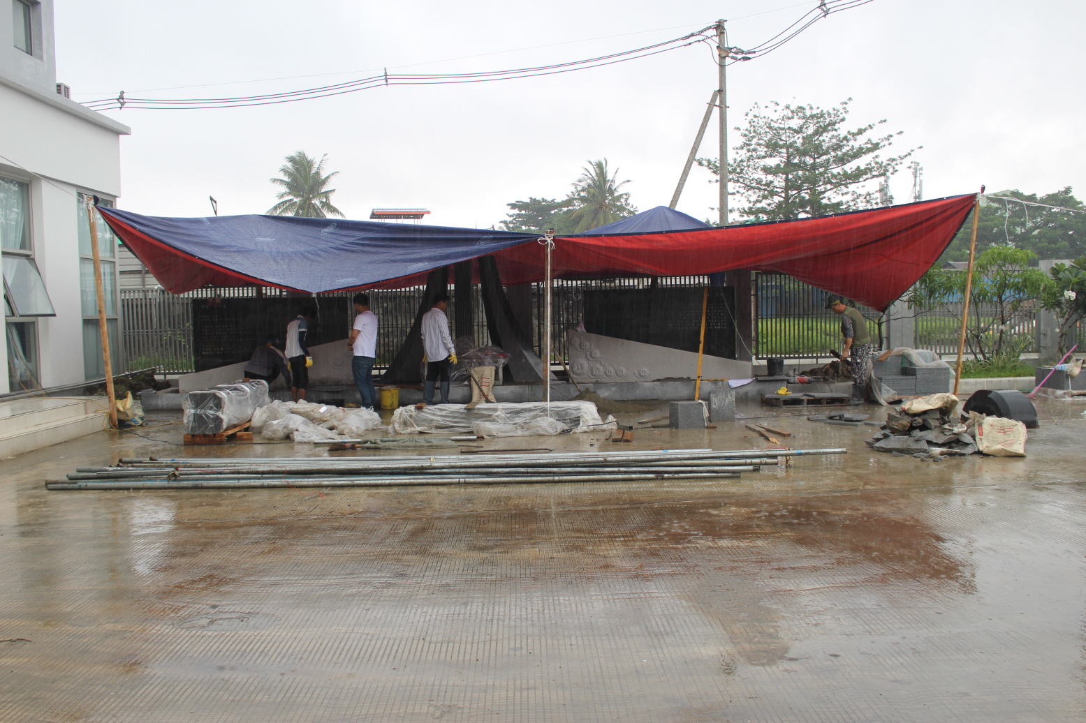 미얀마의 우기인 7월에 비를 피하기 위해 천막을 쳐놓고 작업하는 중이다. 