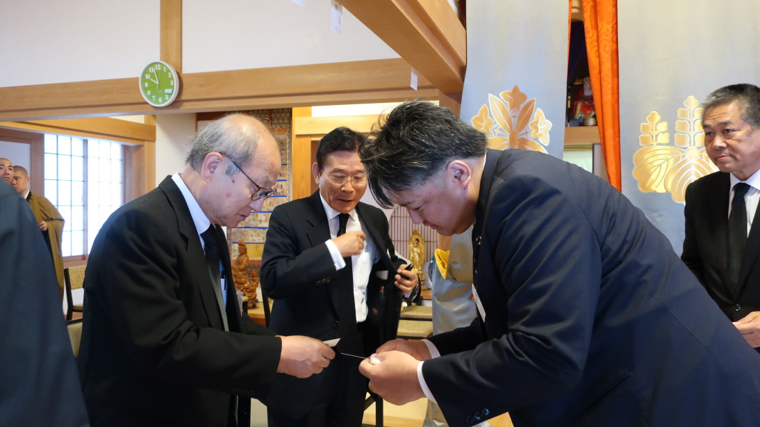 재단 김용덕 이사장과 일본 이키 시 의회 의원과의 만남.