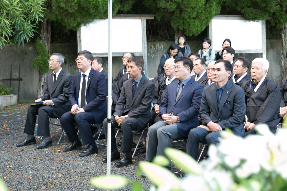 우키시마 호 사건이 일어난 마이즈루 항 추모조형물 앞에서 거행된 추도제에 열석한 관계자와 유족들(11월 4일).
