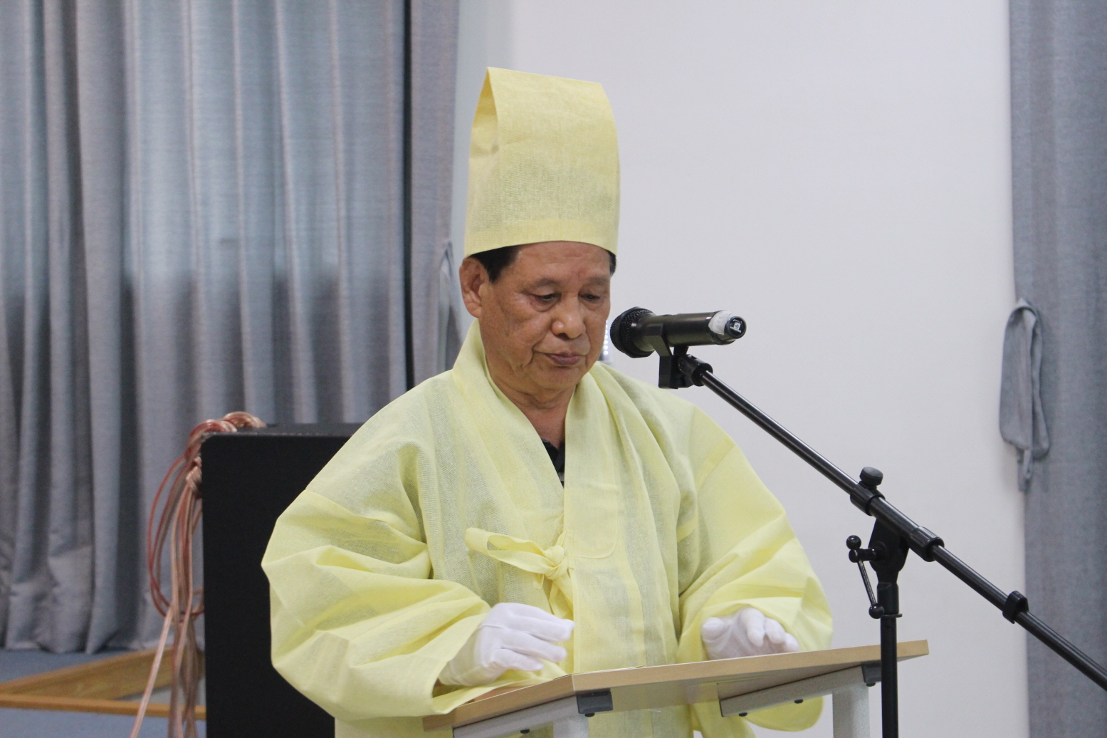 [일제강제동원 한국인 희생자 합동위령제]에서 추도사를 읽고 있는 추도순례단 유족 대표 안재봉 님.