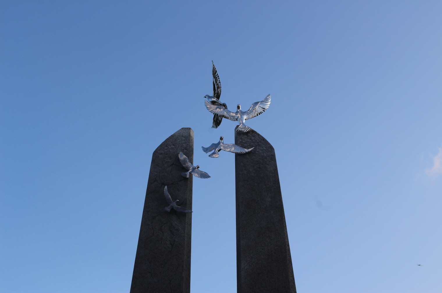 추도탑 주탑 위에 올려져 있는 평화의 새. 강제동원의 고난을 나타내는 제일 아래의 작고 검은 새에서 크게 날개를 펼치며 창공으로 비상하고 있다.